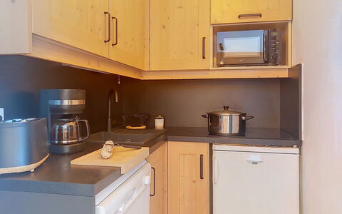 Les Terrasses du Corbier: Küchengerät, Küche, Countertop, Cabinetry, Major Appliance, Möbel, Spüle, Holz, Interior Design, Flooring