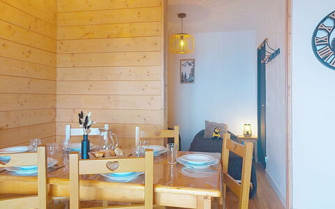 Les Terrasses du Corbier: Möbel, Interior Design, Flooring, Fussboden, Holz, Decke, Zimmer, Beleuchtung, Light Fixture, Esszimmer