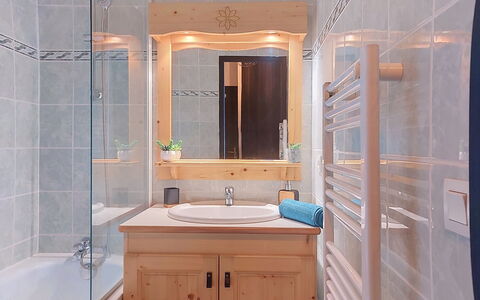 Les Terrasses du Corbier: Bad Sink, Interior Design, Armatur, Flooring, Sinken, Badezimmer, Holz, Fussboden, Zapfhahn, Countertop