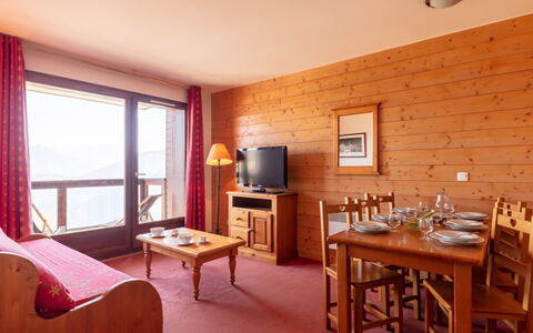 Les Terrasses du Corbier: Tabelle, Möbel, Gebäude, Eigentum, Fenster, Rollo, Holz, Schublade, Interior Design, Wohnzimmer