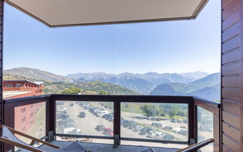 Les Terrasses du Corbier: Himmel, Eigentum, Daytime, Gebäude, Fenster, Berg, Schatten, Holz, Interior Design, Vegetation