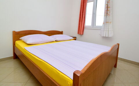 Trogir 182: Bett, Schlafzimmer, Möbel, Zimmer, Bettrahmen, Matratze, Eigentum, Bettdecke, Fussboden, Matratzenauflage