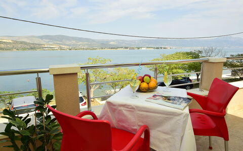 Trogir 182: Restaurant, Eigentum, Zimmer, Urlaub, Tabelle, Haus, Balkon, Tischdecke, Grundeigentum, Wohnung