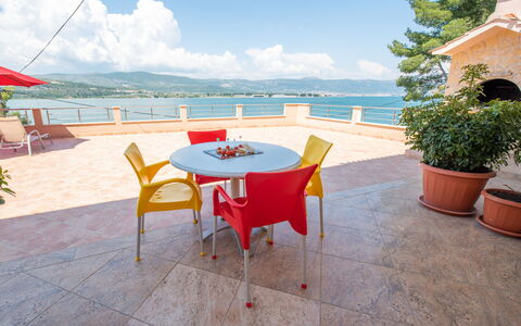 Trogir 182: Wasser, Tabelle, Himmel, Wolke, Möbel, Pflanze, Eigentum, Stuhl, Azurblau, Tisch Im Freien