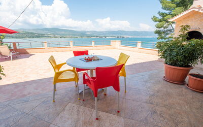 Trogir 182: Wasser, Tabelle, Himmel, Wolke, Möbel, Pflanze, Eigentum, Stuhl, Azurblau, Tisch Im Freien