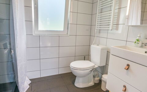Villa Lux: Balkon, Wohnung, Schatten, Glas, Eigentumswohnung, Geländer, Veranda, Daylighting, Deck, Gartenmöbel
