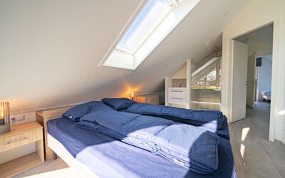 Biddinghuizen 308: Möbel, Gebäude, Komfort, Azurblau, Holz, Textil, Bettrahmen, Bett, Schatten, Haus