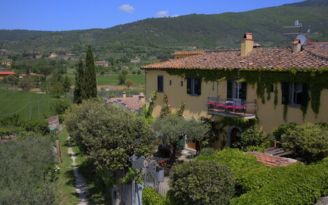 Villa Toppani Del Sodo: Bergdorf, Eigentum, Natürliche Landschaft, Ländliches Gebiet, Dorf, Gebäude, Haus, Wohngebiet, Zuhause, Estate