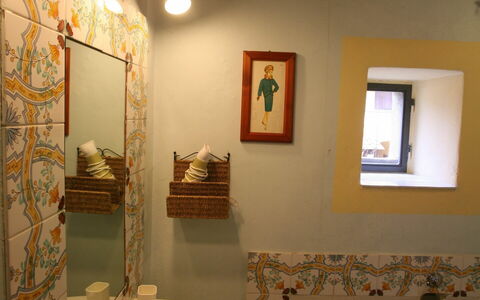 Villa Toppani Del Sodo: Spiegel, Eigentum, Gebäude, Armatur, Badezimmer, Bad Sink, Sinken, Zapfhahn, Interior Design, Beleuchtung