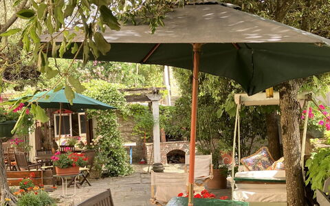 Villa Toppani Del Sodo: Pflanze, Pflanzengemeinschaft, Schatten, Botanik, Gartenmöbel, Tabelle, Blume, Baum, Tisch Im Freien, Freizeit