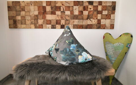 Apart Jasmin: Bilderrahmen, Holz, Textil, Interior Design, Komfort, Fussboden, Flooring, Rechteck, Kunst, Wohnzimmer