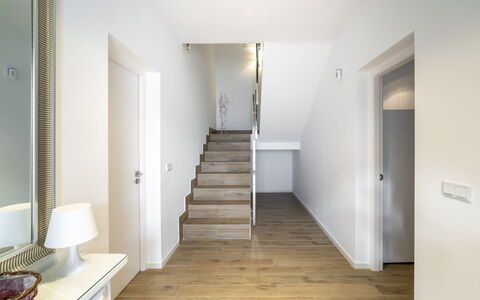 Los Frasquitos: Gebäude, Holz, Tür, Halle, Farbe, Interior Design, Treppe, Flooring, Fussboden