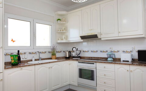 La Escapada: Cabinetry, Countertop, Eigentum, Weiss, Herd, Fenster, Küchengerät, Sinken, Haushaltsgerät, Küche