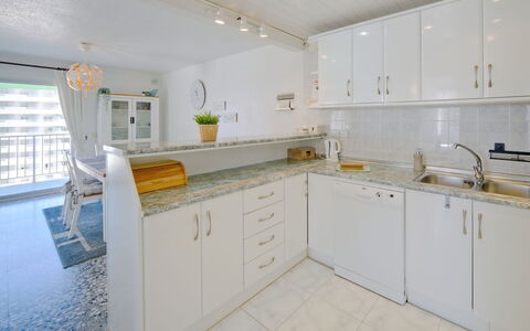 Calpe Calp 472: Cabinetry, Countertop, Sinken, Spüle, Möbel, Küche, Zapfhahn, Schublade, Interior Design, Flooring