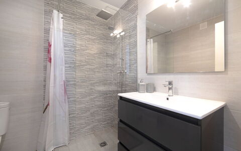 Calpe Calp 472: Badezimmer, Eigentum, Zimmer, Fliese, Interior Design, Wand, Fussboden, Die Architektur, Bad Zubehör, Zapfhahn