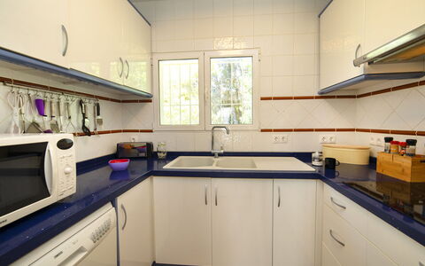 Alexia: Countertop, Eigentum, Küche, Zimmer, Cabinetry, Möbel, Interior Design, Sinken, Gebäude, Haus