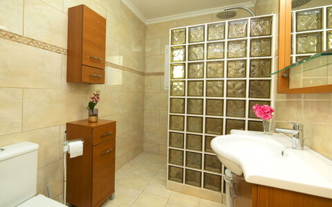 Alexia: Badezimmer, Eigentum, Zimmer, Fliese, Interior Design, Gebäude, Grundeigentum, Die Architektur, Armatur, Fussboden