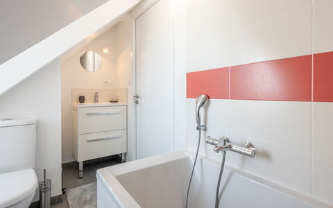 Villa Ostréa: Badezimmer, Zimmer, Eigentum, Zapfhahn, Interior Design, Fliese, Wand, Die Architektur, Decke, Haus