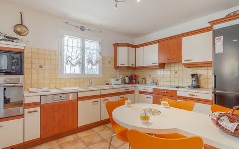 Les Galandos: Cabinetry, Countertop, Zapfhahn, Sinken, Möbel, Eigentum, Armatur, Spüle, Küche, Holz