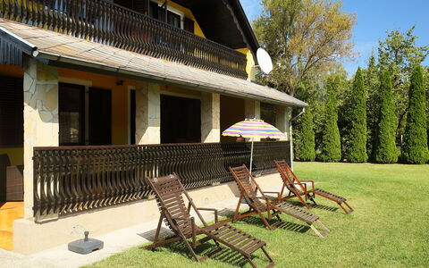 Akazie: Gebäude, Eigentum, Pflanze, Himmel, Schatten, Fenster, Veranda, Haus, Holz, Gartenmöbel