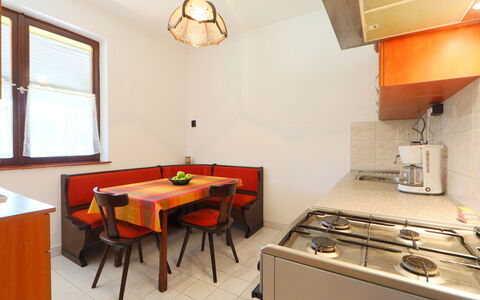 Akazie: Möbel, Eigentum, Fenster, Cabinetry, Tabelle, Gasherd, Exhaust Hood, Holz, Stuhl, Orange