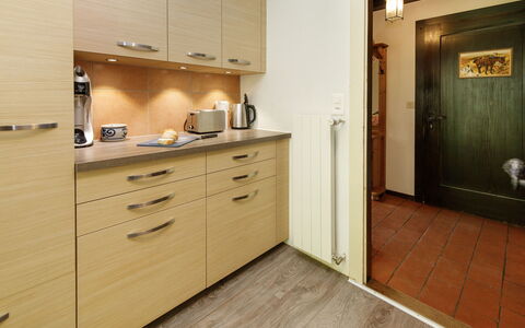 Les Diablerets 600: Holz, Flooring, Cabinetry, Möbel, Countertop, Interior Design, Fussboden, Küche, Beleuchtung, Küchengerät
