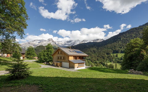 Les Diablerets 600: Gebäude, Baum, Haus, Bergforms, Zuhause, Berg, Natürliche Landschaft, Gebirge, Hügel, Hütte