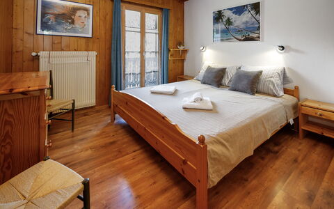 Les Diablerets 600: Holz, Möbel, Schlafzimmer, Fussboden, Interior Design, Flooring, Bett, Bettdecke, Decke, Bettrahmen