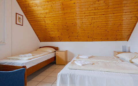 Balatonszemes 636: Hartholz, Hotel, Holzbeize, Eco Hotel, Villa, Schlafzimmer, Veranda, Bedding