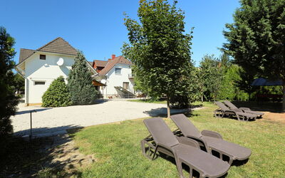 Balatonszemes 636: Pflanze, Himmel, Außenbank, Eigentum, Möbel, Gebäude, Baum, Gartenmöbel, Schatten, Grundstueck