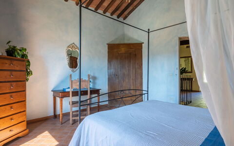 La Vittoria: Schlafzimmer, Zimmer, Möbel, Eigentum, Bett, Gebäude, Bettdecke, Interior Design, Haus, Grundeigentum