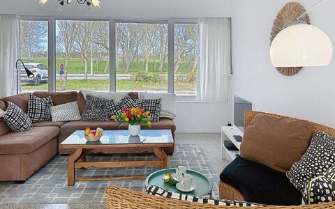 Sea-Kret with Garden: Möbel, Interior Design, Couch, Flooring, Fussboden, Wand, Wohnzimmer, Holz, Decke, Zimmer