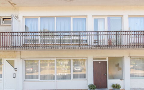 Sea-Kret with Garden: Eigentum, Grundeigentum, Fassade, Tür, Home Door, Haus, Balkon, Tor, Zuhause