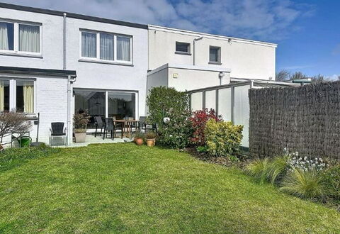 Sea-Kret with Garden: Wohngebiet, Zuhause, Strauch, Haus, Garten, Grundstueck, Rasen, Estate, Landscaping