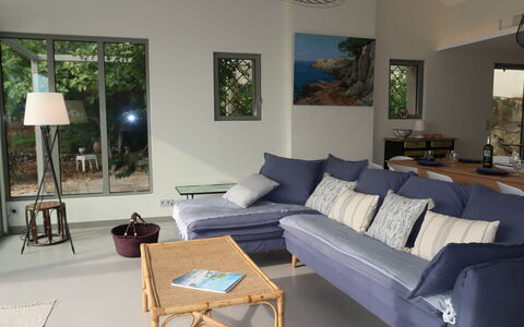 Farfalla: Wohnzimmer, Zimmer, Möbel, Interior Design, Eigentum, Kaffetisch, Blau, Tabelle, Haus, Fussboden