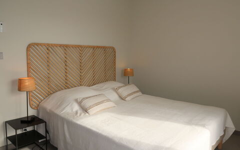Farfalla: Schlafzimmer, Bett, Möbel, Zimmer, Eigentum, Bettdecke, Wand, Bettrahmen, Bedding, Matratze