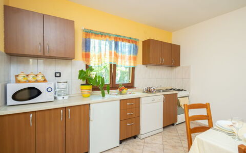 Kristina: Zimmer, Eigentum, Möbel, Gelb, Küche, Cabinetry, Interior Design, Gebäude, Haus, Grundeigentum