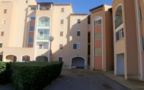 Le Barcarès 260: Wasser, Himmel, Gebäude, Pflanze, Eigentum, Blau, Fenster, Azurblau, Schwimmbad, Baum