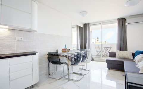 Le Barcarès 260: Couch, Tabelle, Gebäude, Fenster, Cabinetry, Flooring, Fussboden, Küche