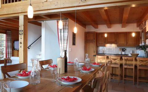 Altamira: Gebäude, Zimmer, Eigentum, Restaurant, Möbel, Interior Design, Esszimmer, Tabelle, Strahl