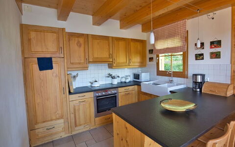 Altamira: Countertop, Zimmer, Eigentum, Möbel, Küche, Cabinetry, Gebäude, Herd, Interior Design, Fussboden