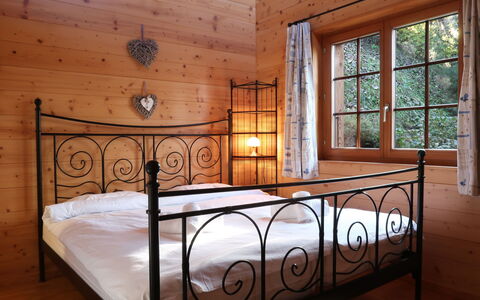 Altamira: Bett, Möbel, Zimmer, Schlafzimmer, Bettrahmen, Eigentum, Interior Design, Bettdecke, Fussboden, Gebäude