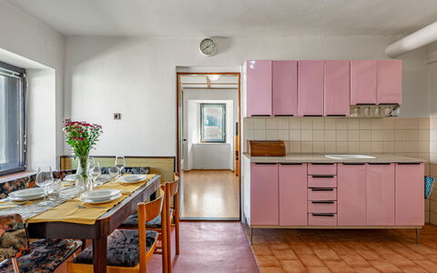 Jelemek: Cabinetry, Countertop, Möbel, Eigentum, Küche, Holz, Schublade, Tabelle, Fenster, Interior Design