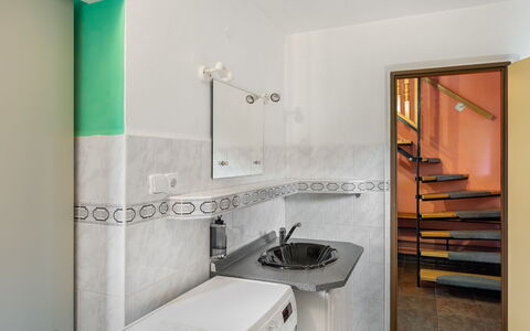 Penzion Jindřiška: Zapfhahn, Gebäude, Sinken, Armatur, Bad Sink, Spiegel, Interior Design, Badezimmer, Fussboden