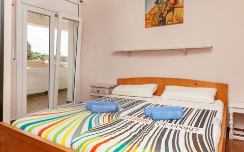 Higea: Schlafzimmer, Bett, Möbel, Zimmer, Bettdecke, Eigentum, Bettrahmen, Bedding, Interior Design, Matratze