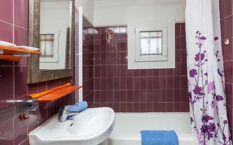 Higea: Badezimmer, Zimmer, Lila, Eigentum, Fliese, Interior Design, Wand, Gebäude, Haus, Sinken