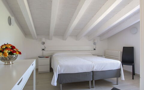 La Rocchetta: Schlafzimmer, Bett, Zimmer, Möbel, Eigentum, Decke, Interior Design, Bettrahmen, Wand, Bedding