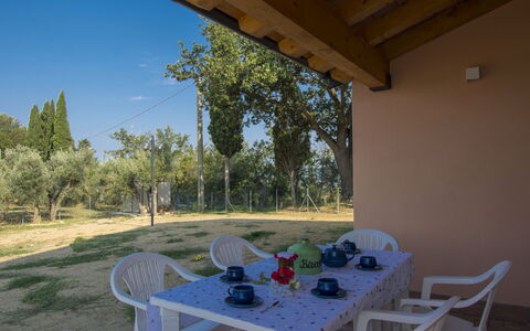 La Rocchetta: Eigentum, Tabelle, Möbel, Haus, Zimmer, Grundeigentum, Terrasse, Gebäude, Baum, Veranda