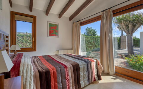 Villa Finca Labranza: Pflanze, Möbel, Fenster, Komfort, Holz, Textil, Interior Design, Schatten, Bett, Himmel