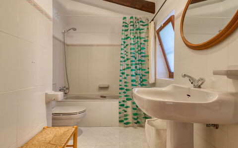 Villa Finca Labranza: Spiegel, Zapfhahn, Sinken, Eigentum, Bad Sink, Armatur, Badezimmer, Lila, Interior Design
